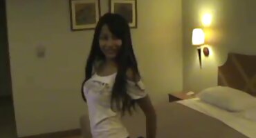 sex bbc Coquette trải sex vung trom dài trên vòi nước và được kiêm.